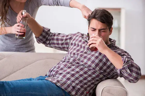 Persona bebiendo en exceso porque no sabe como dejar de tomar alcohol