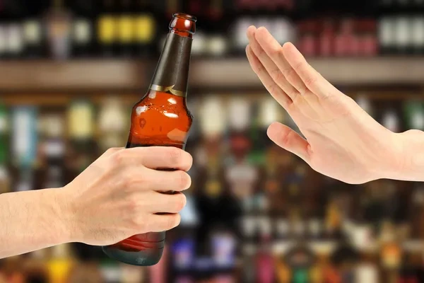Persona rechazando beber porque aprendió a saber como dejar de tomar alcohol