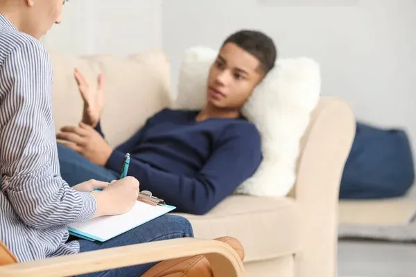 Chico realizando una terapia para adolescentes