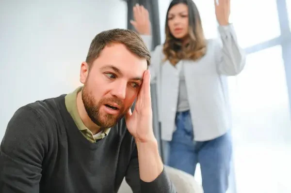 Hombre ignorando a su pareja