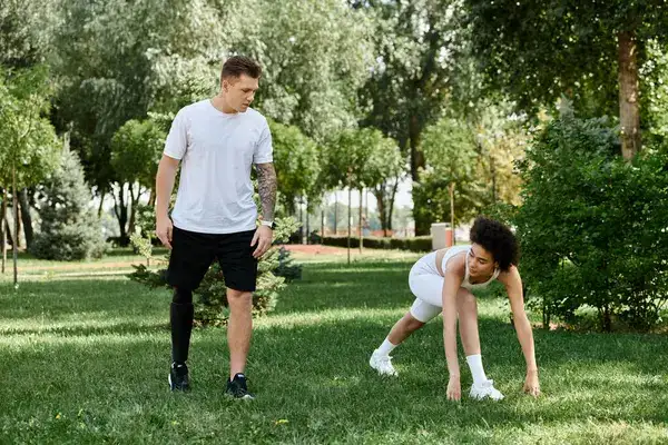 Personas corriendo en un parque para que se motiven y eviten autosabotearse
