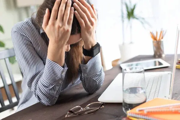 Mujer a punto de rendirse pensando cómo evitar el autosabotaje