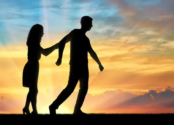 Mujer jalando a su pareja de su brazo en remembranza de la dependencia emocional en la pareja