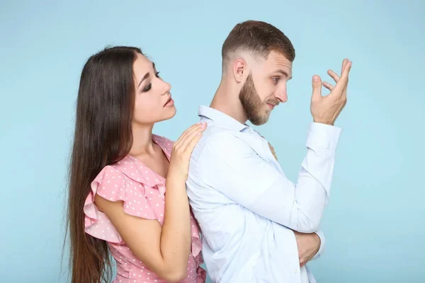 Dos personas que tienen problemas de dependencia emocional en la pareja