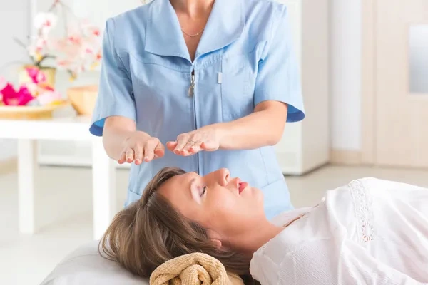 Mujer realizando una terapia de transformación rápida