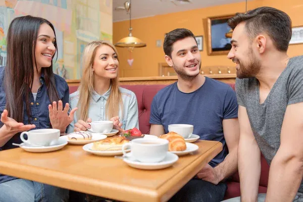 Persona rodeada de amigas después de saber cómo superar una ruptura amorosa