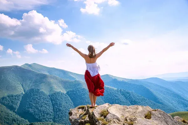 Mujer en medio de la naturaleza debido a uno de los viajes de sanación