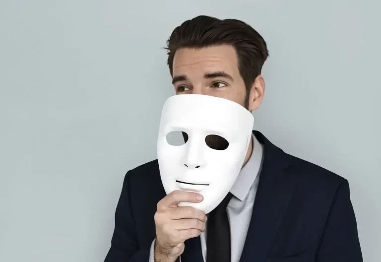 como actúa un hombre narcisista