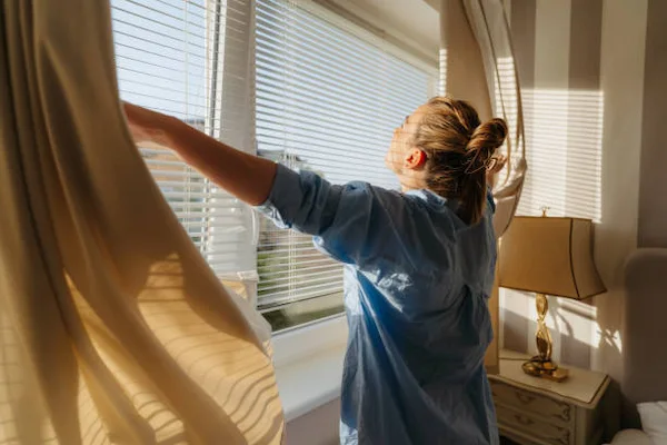 Entrada de luz natural matutina en el dormitorio para regular el ritmo circadiano.