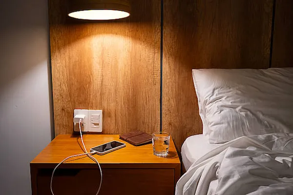 Desconexión de teléfonos móviles y pantallas para evitar la luz azul antes de dormir.