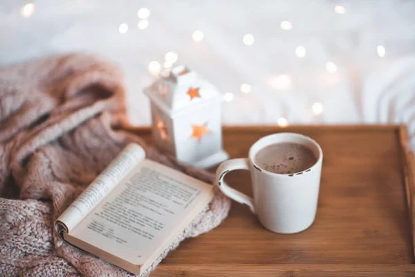 Hábitos relajantes nocturnos con bebidas tivias y lectura para conciliar el sueño.